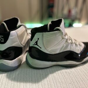 Used Jordan Retro 11 “Concord” Size 11
**Price Negotiable**